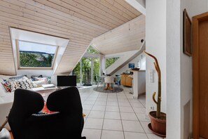 A modern interior with a dining area, kitchen, and seating space. - Apartment 'Seeoase' with Balcony and Wi-Fi (Radolfzell am Bodensee)