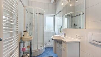 Dusche, Haartrockner, Handtücher