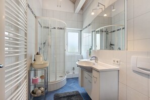 Douche, séchoir à cheveux, serviettes fournies