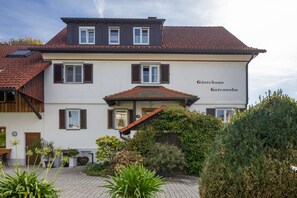Un bâtiment à deux étages, sur lequel on peut lire l’inscription « Gästehaus Gutensohn », ce qui indique qu’il s’agit d’une maison d’hôtes.