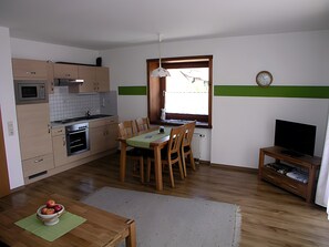 Kjøleskap, ovn, kokeplater og kaffetrakter/tekoker
