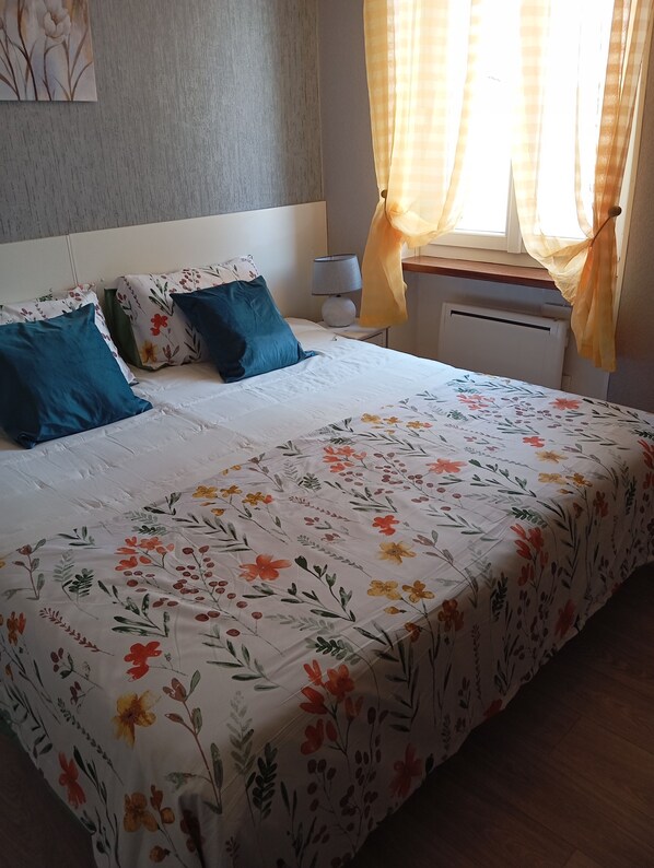 2 habitaciones, tabla de planchar con plancha, wifi y ropa de cama 