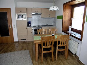 Geladeira, fogão, cooktop, cafeteira/chaleira