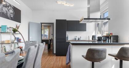 Apartment 'The Golden Lion - Quiet - Car Park' with Private Garden and Wi-Fi