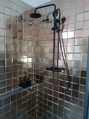 Een douche, een haardroger, handdoeken