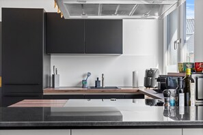 Frigorifero, microonde, forno, piano cottura