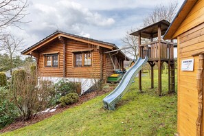 Children's area - Holiday Home 'Hohlwegstübchen' with Shared Terrace, Shared Garden and Wi-Fi (Sundern (Sauerland))