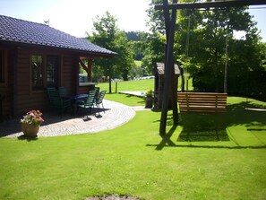 Outdoor dining - Holiday Home 'Hohlwegstübchen' with Shared Terrace, Shared Garden and Wi-Fi (Sundern (Sauerland))