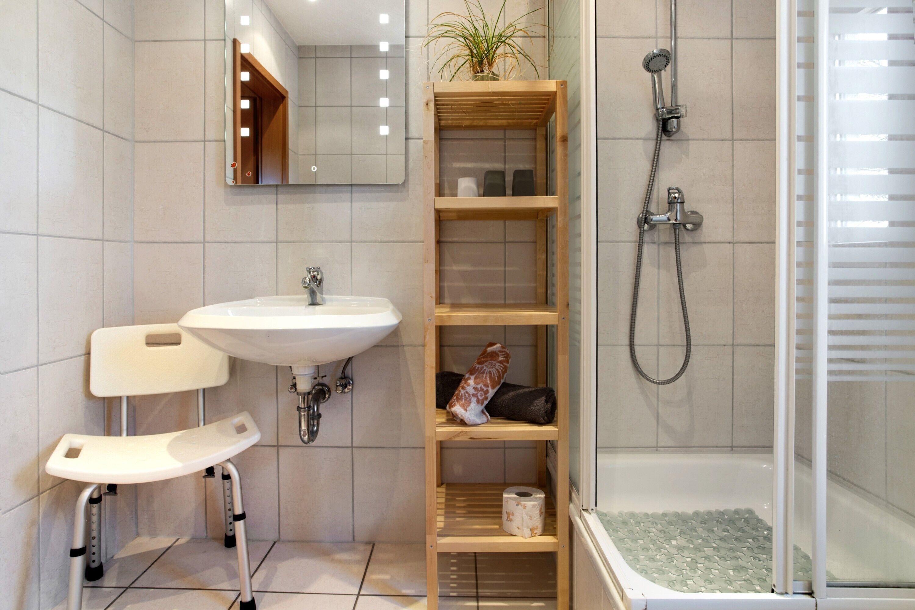 Een douche, een haardroger, handdoeken