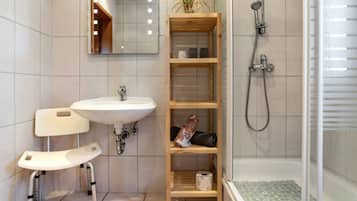 Een douche, een haardroger, handdoeken