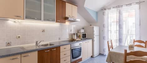 Apartment (One Bedroom Apartment with Terrace (A) | Eigene Kochnische | Kühlschrank