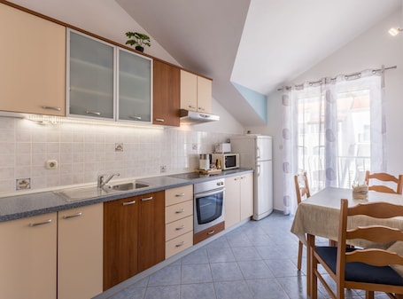 Apartment (One Bedroom Apartment with Terrace (A) | Private kitchenette | Fridge
