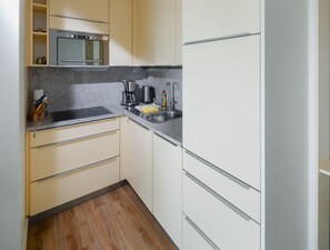Réfrigérateur, micro-ondes, plaque de cuisson, lave-vaisselle