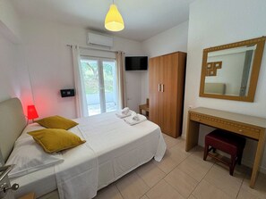 2 bedrooms, in-room safe, blackout curtains, free WiFi - Makis House (Sithonia)