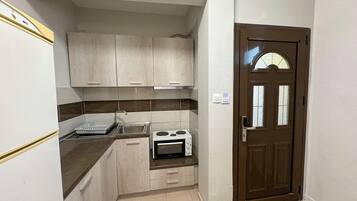 經典公寓, 庭園景觀 | 私人廚房 | 電冰箱、爐台、鍋具/餐盤/廚房用品