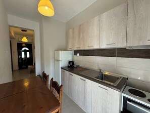 Classic Apartment, Courtyard View | Private kitchen - Makis House (Sithonia)