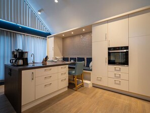 Fridge, oven, stovetop, dishwasher