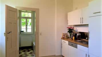 Jääkaappi, liesi, astianpesukone, kahvin-/teenkeitin