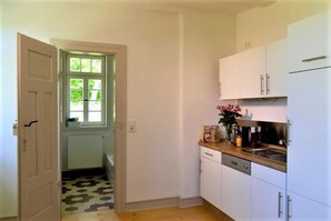 Réfrigérateur, surface de cuisson, lave-vaisselle, cafetière-théière