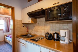 Réfrigérateur, micro-ondes, plaque de cuisson, cafetière/bouilloire
