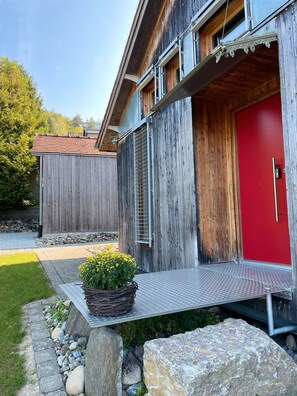 Exterior detail - Holiday Home 'Sonnenchalet' with Lake View, Shared Terrace and Wi-Fi (Bodman-Ludwigshafen)