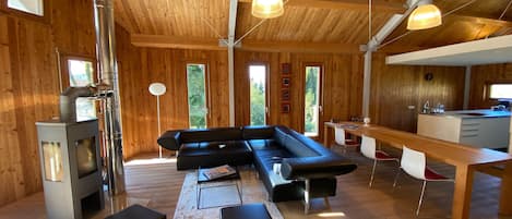 Una televisión, una chimenea, una mesa de tenis de mesa