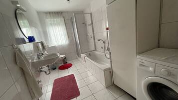 Suihku, hiustenkuivaaja, pyyhkeet