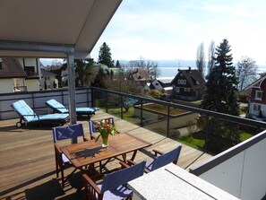 Outdoor dining - Apartment 'Bodenseeblick' with Lake View, Balcony and Wi-Fi (Nonnenhorn)