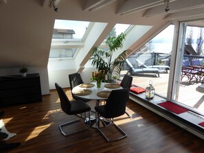 Dining - Apartment 'Bodenseeblick' with Lake View, Balcony and Wi-Fi (Nonnenhorn)