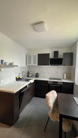 Een koelkast, een microgolfoven, een oven, een kookplaat