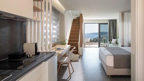 Un espacio habitable moderno y funcional, con cocina, comedor y un balcón con vistas.
