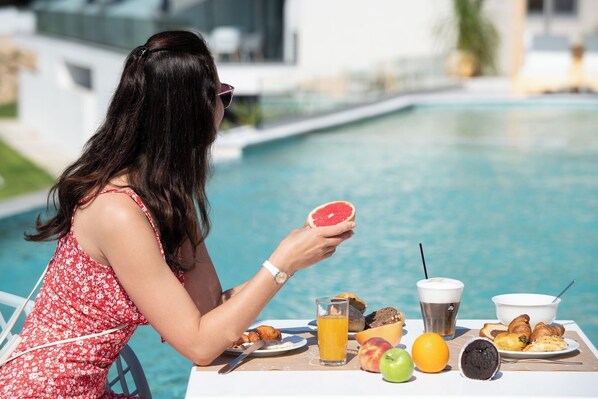 Free daily buffet breakfast