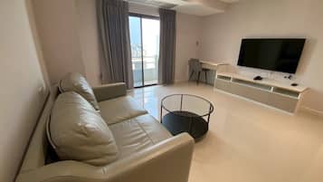 Junior Suite, 1 Queen Bed, Kitchen, City View | Living area