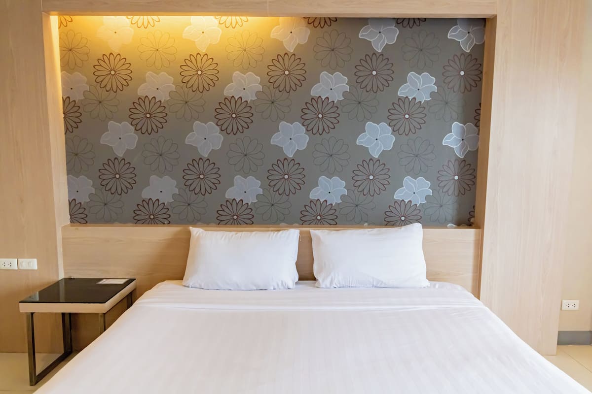 Escritorio, wifi gratis y ropa de cama 