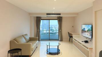 Junior Suite, 1 Queen Bed, Kitchen, City View | Living area