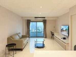 Junior suite, 1 queensize bed, keuken, uitzicht op de stad | Woonruimte