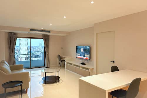 Junior Suite, 1 Queen Bed, Kitchen, City View | Desk, free WiFi, bed sheets