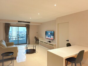 Junior Suite, 1 Queen Bed, Kitchen, City View