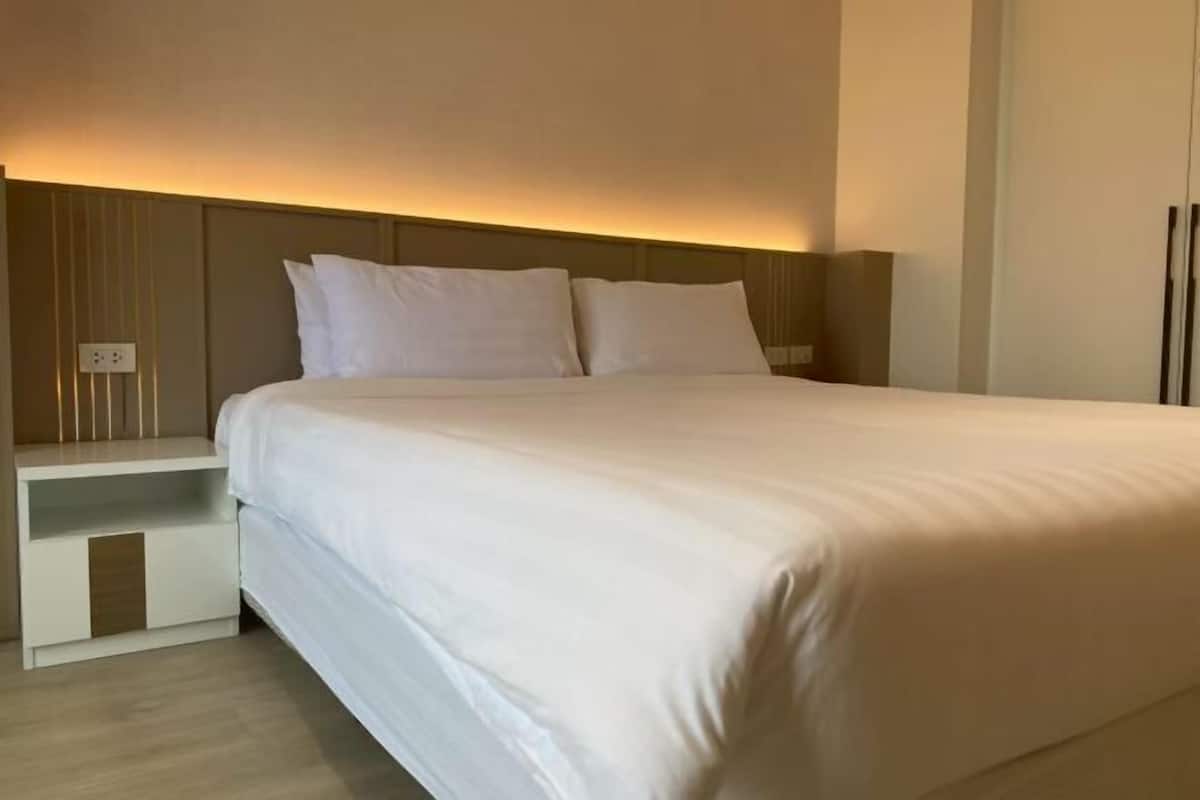 1 bedroom, desk, free WiFi, bed sheets