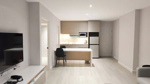 Junior Suite, 1 Queen Bed, Kitchen, City View | Living area