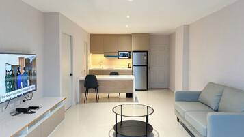 Junior-suite - 1 queensize-seng - køkken - byudsigt | Skrivebord, gratis Wi-Fi, sengetøj