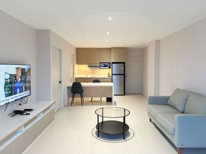 Junior suite, 1 queensize bed, keuken, uitzicht op de stad | Een bureau, gratis wifi, beddengoed