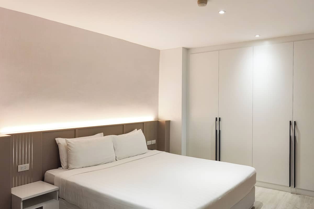 Escritorio, wifi gratis y ropa de cama 