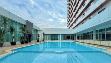 Hồ bơi ngoài trời