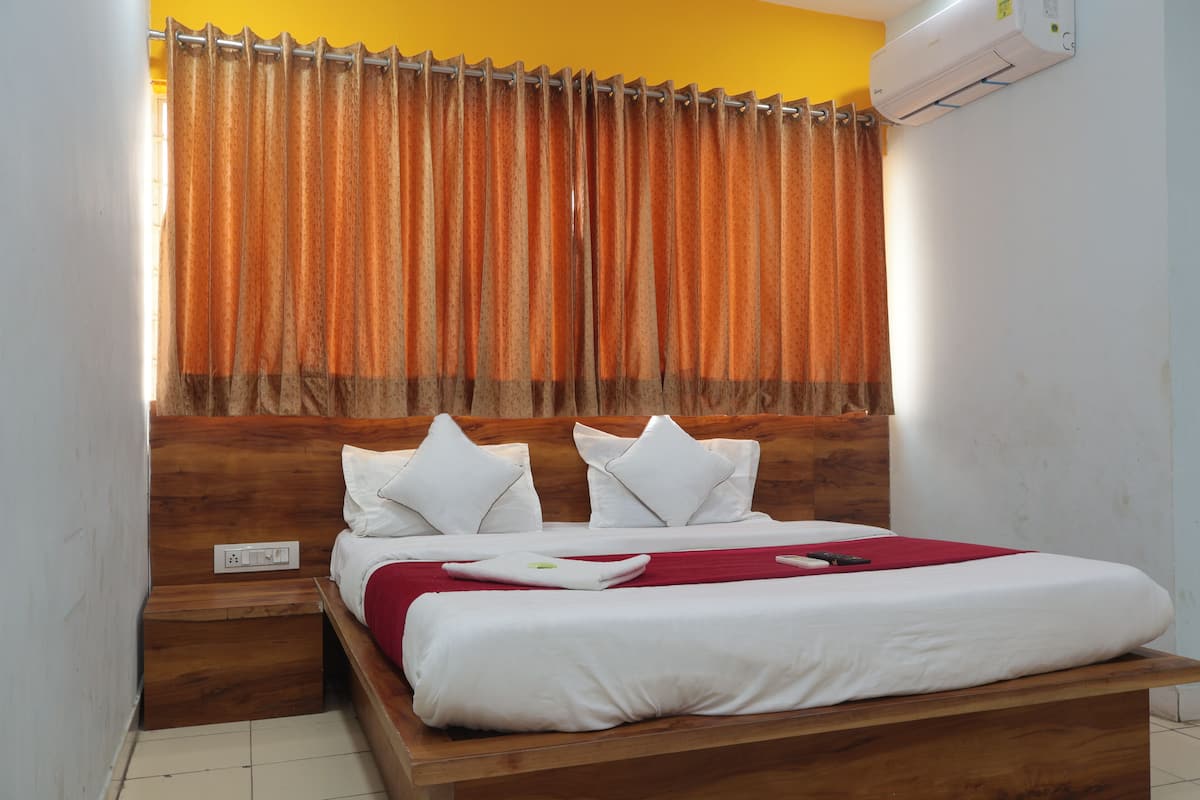 Deluxe Room, City View | Desk, laptop workspace, free WiFi, bed sheets