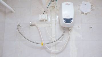 Ducha, artículos de tocador gratuitos, toallas, jabón