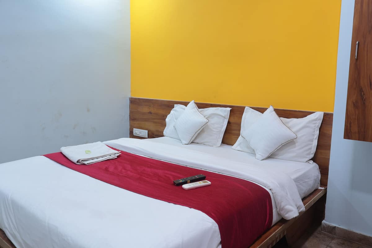Deluxe Room | Desk, laptop workspace, free WiFi, bed sheets