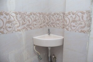 Deluxe Room, City View | Bathroom