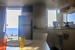 Private kitchen - Quiet mobile home 5 minutes walk from the beach - Golfe de Lava (Villanova)