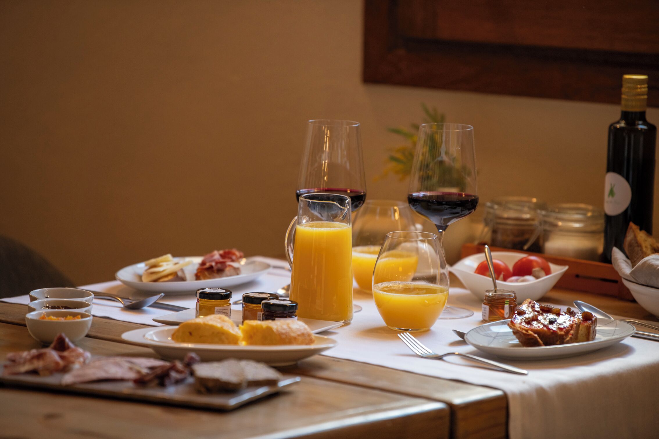 Una mesa de desayuno con diferentes alimentos, bebidas y salsas.